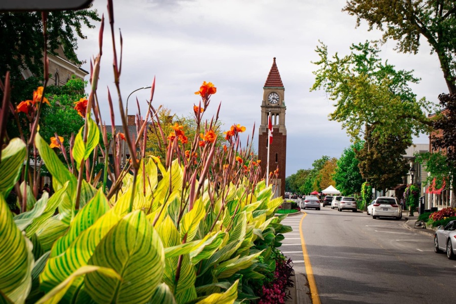 Afternoon strolls, boutique shops, and blooms in every direction — Queen Street captures the heart of Niagara-on-the-Lake living. ✨